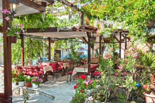 Hostal Vromos Guest House