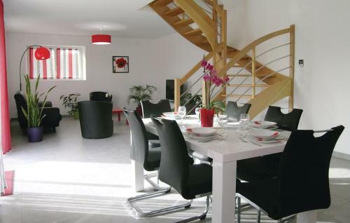Three-bedroom Holiday Home Dourdain 06