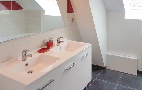 Three-bedroom Holiday Home Dourdain 06