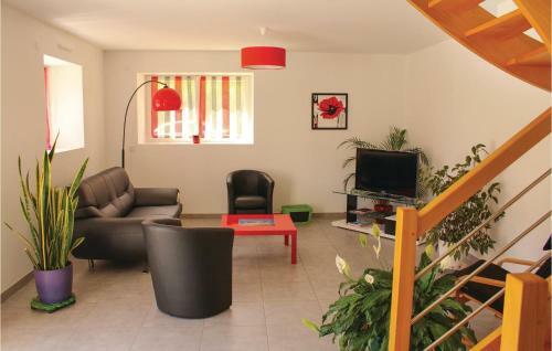 Three-bedroom Holiday Home Dourdain 06