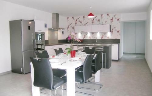 Three-bedroom Holiday Home Dourdain 06