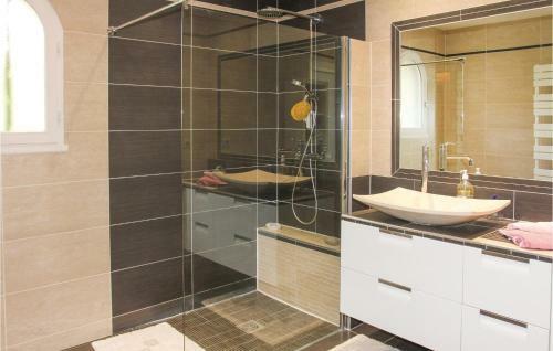 Three-bedroom Holiday Home In Les Angles