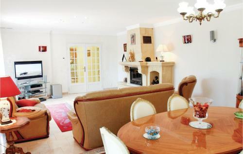 Three-bedroom Holiday Home In Les Angles