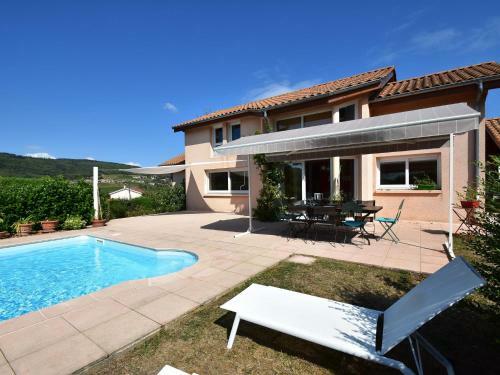 Idyllic Villa In Leynes With Swimming Pool