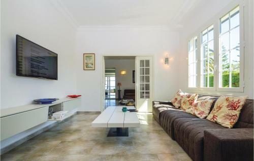 Five-bedroom Holiday Home In St Florent