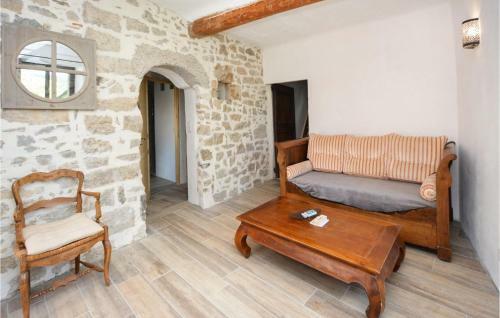 Two-bedroom Apartment In St-sebastien D'aigref.