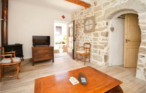 Two-bedroom Apartment In St-sebastien D'aigref.