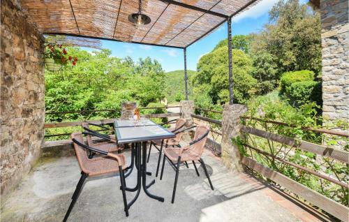 Two-bedroom Apartment In St-sebastien D'aigref.