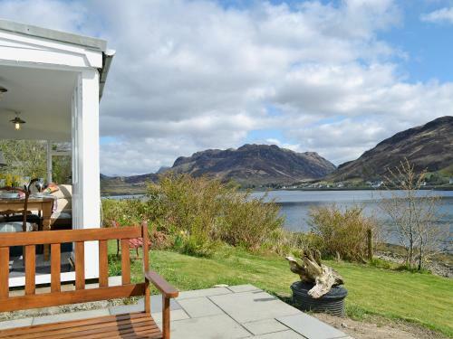 Loch Shore Cottage