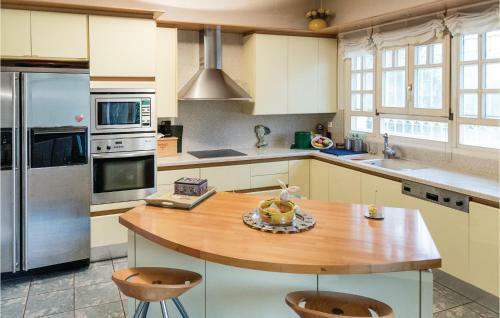 Four-bedroom Holiday Home In Kato Diminio