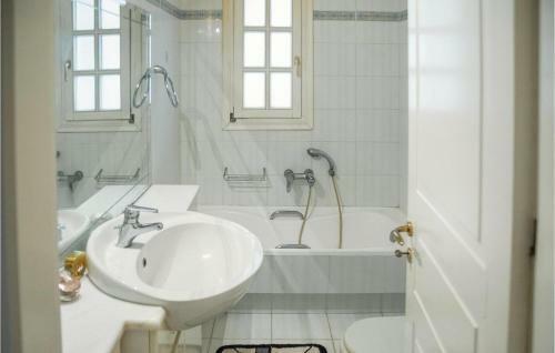 Four-bedroom Holiday Home In Kato Diminio
