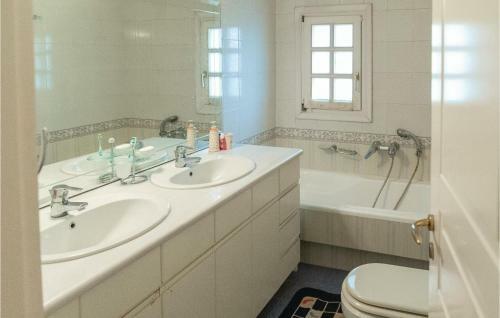 Four-bedroom Holiday Home In Kato Diminio