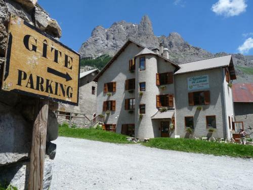 Posada Gite L'aiguillette Du Lauzet