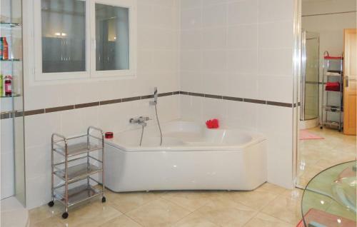 Five-bedroom Holiday Home In Valmascle