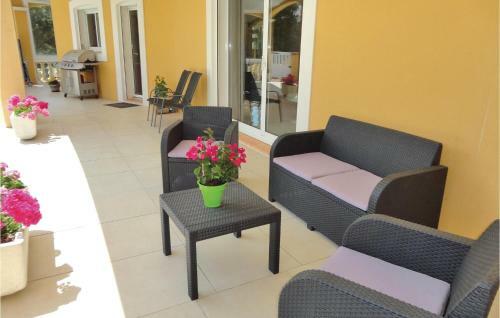 Five-bedroom Holiday Home In Valmascle