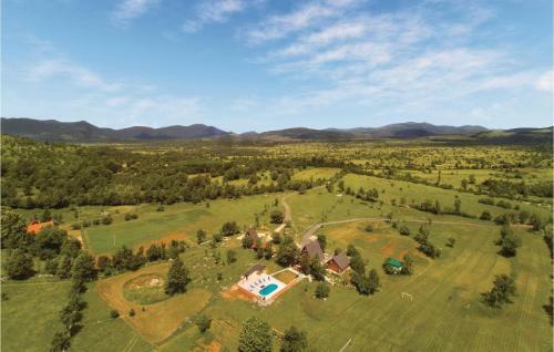 Three-bedroom Holiday Home In Gracac