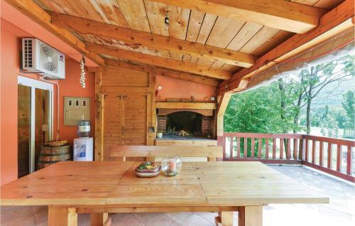 Three-bedroom Holiday Home In Gracac