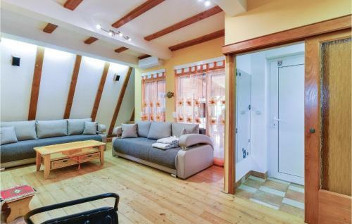 Three-bedroom Holiday Home In Gracac