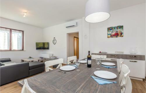 Three-bedroom Holiday Home In Gostinjac