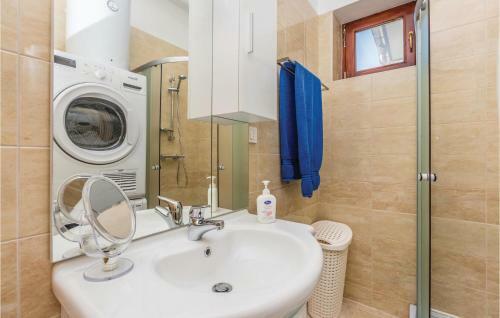 Three-bedroom Holiday Home In Gostinjac