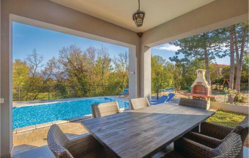Three-bedroom Holiday Home In Gostinjac