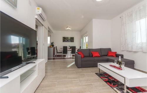 Two-bedroom Holiday Home In Murvica