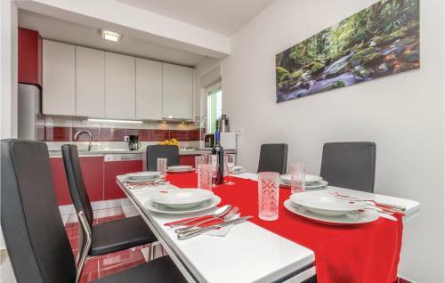 Two-bedroom Holiday Home In Murvica