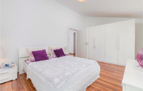Five-bedroom Holiday Home In Nedescina