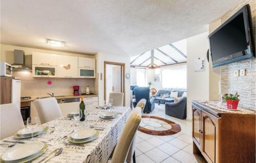 Four-bedroom Holiday Home In Novigrad