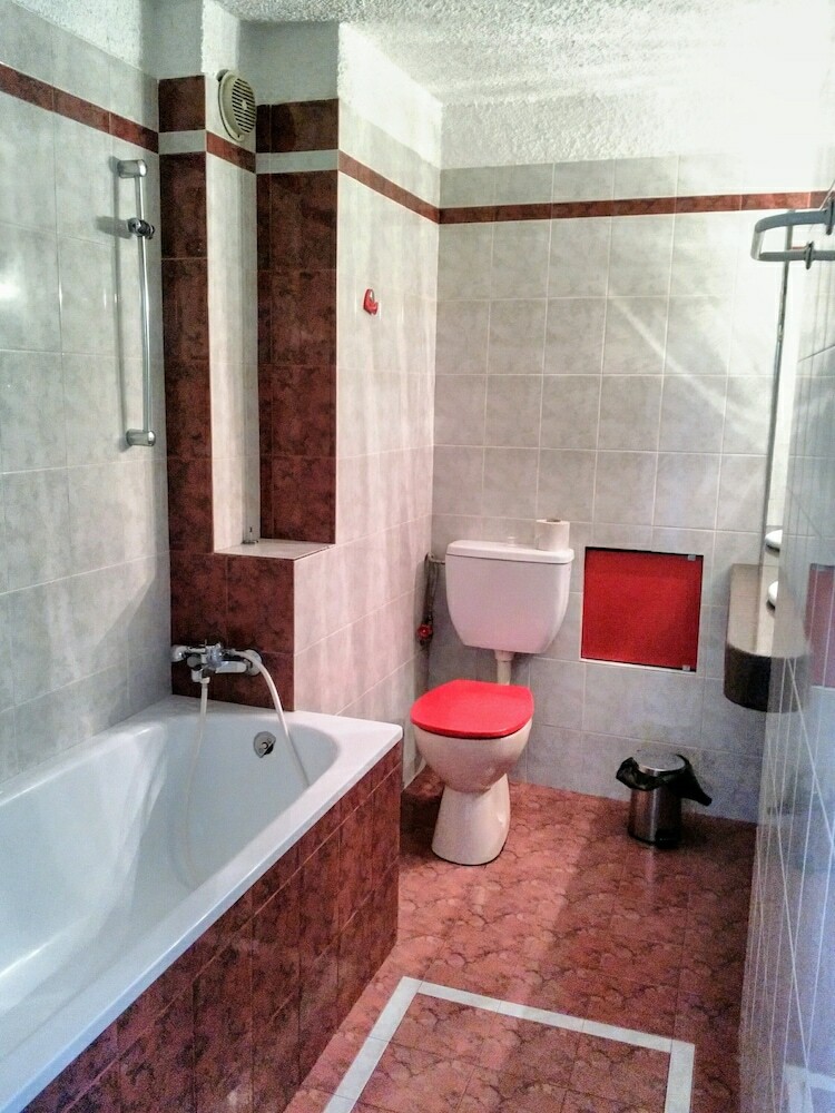Hostal Repos Guest Rooms