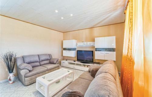 Four-bedroom Holiday Home In Benkovac