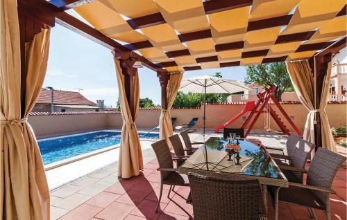Four-bedroom Holiday Home In Benkovac