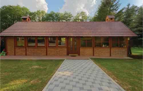 Three-bedroom Holiday Home In Brestovac