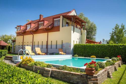 Apartment In Balatonmariaf�rdo 19493