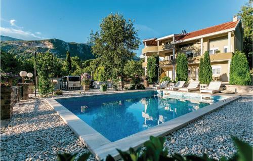 Six-bedroom Holiday Home In Herceg Novi