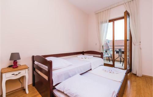 Three-bedroom Apartment In Kamenari