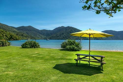 Mahana Lodge Boutique Bed & Breakfast