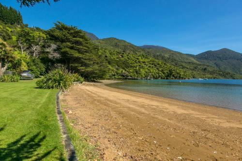 Mahana Lodge Boutique Bed & Breakfast
