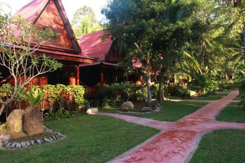 Hotel Longtail Beach Resort