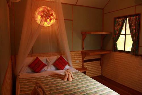 Hotel Longtail Beach Resort