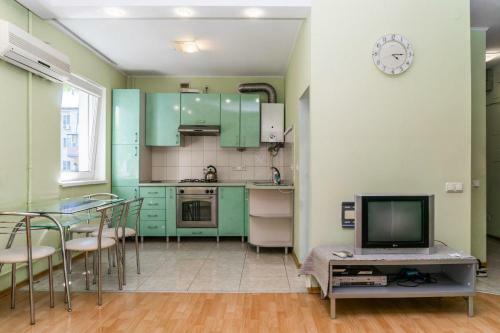 Apartment On Dovzhenka 3