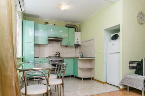 Apartment On Dovzhenka 3