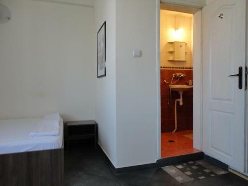 Hostal Avel Guest House