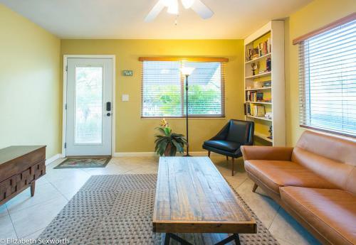 3 Bedroom - Dolphin House Split Floor Plan Pets Waterfront District