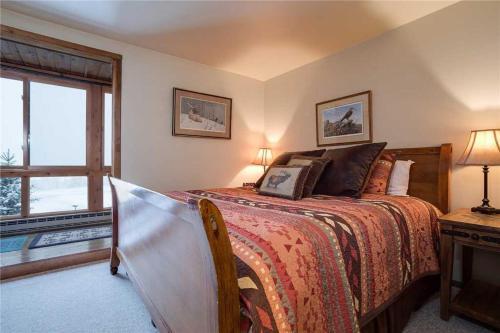 West Condominiums - W3301