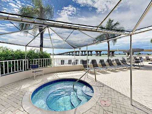 Apartamento 5801 Bahia Del Mar Cir Condo Unit 114