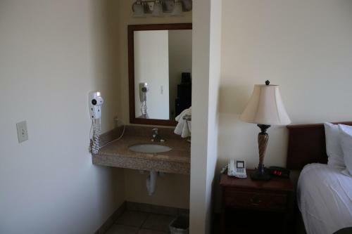 The Edgewood Hotel And Suites