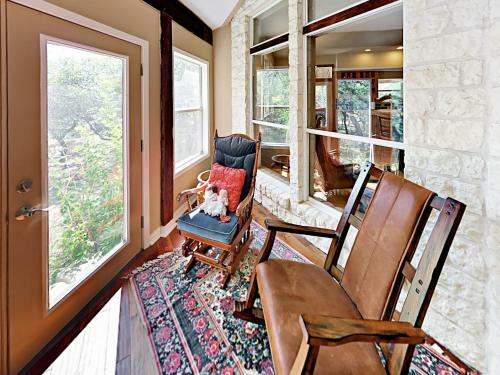 20001 Hamilton Pool Road Home