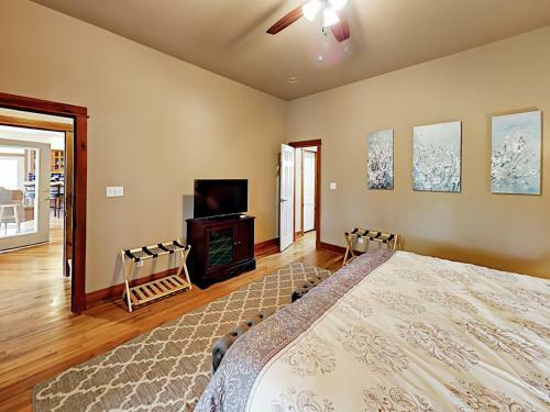 20001 Hamilton Pool Road Home