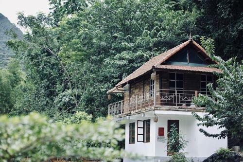Hotel House By Lake